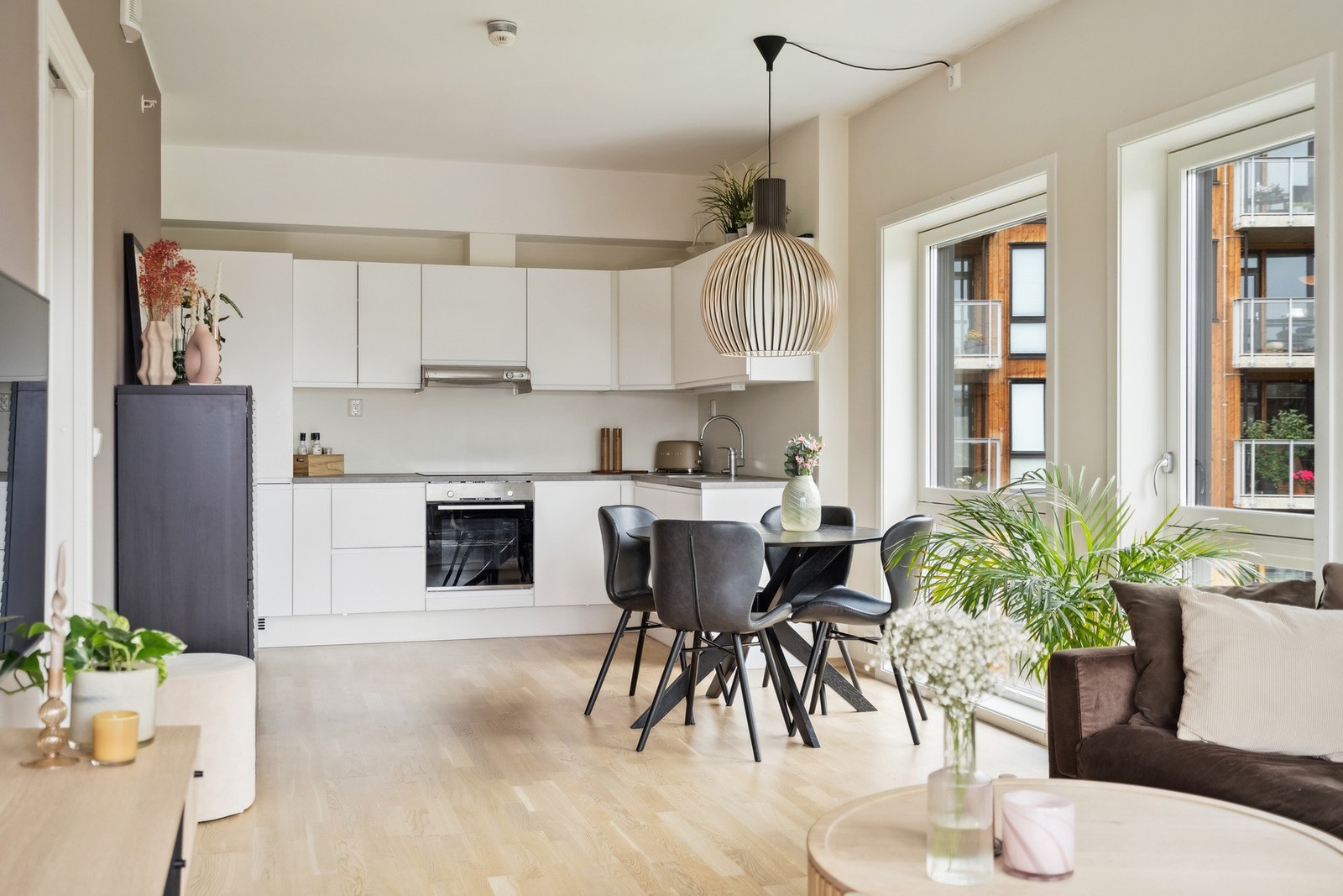 Åpen stue/kjøkken løsning gir rom for etablering av spiseplass ved vinduet. Galleribilde