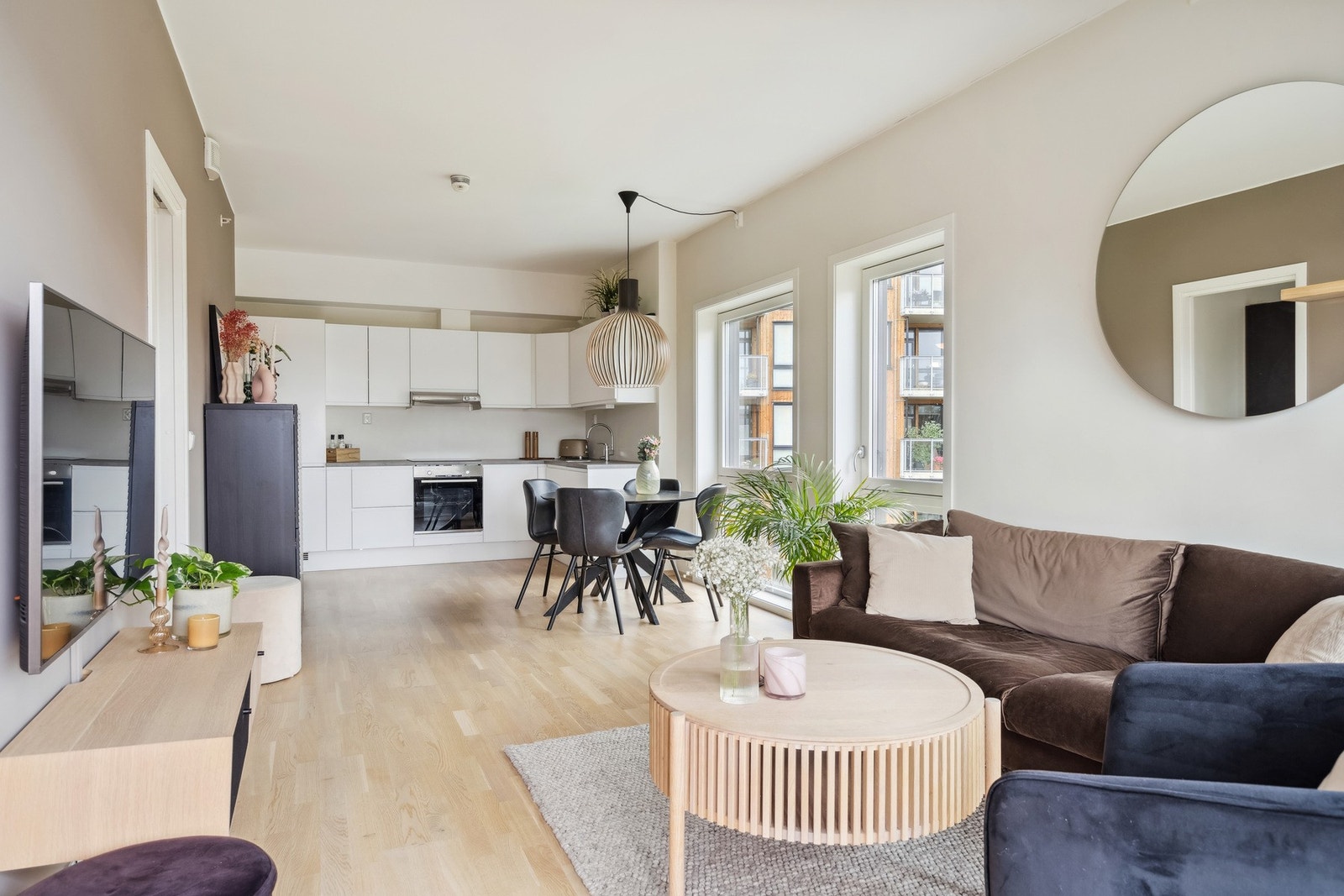 Leiligheten har god planløsning og består av stue/kjøkken, 2 soverom, bad, entré og balkong. Galleribilde