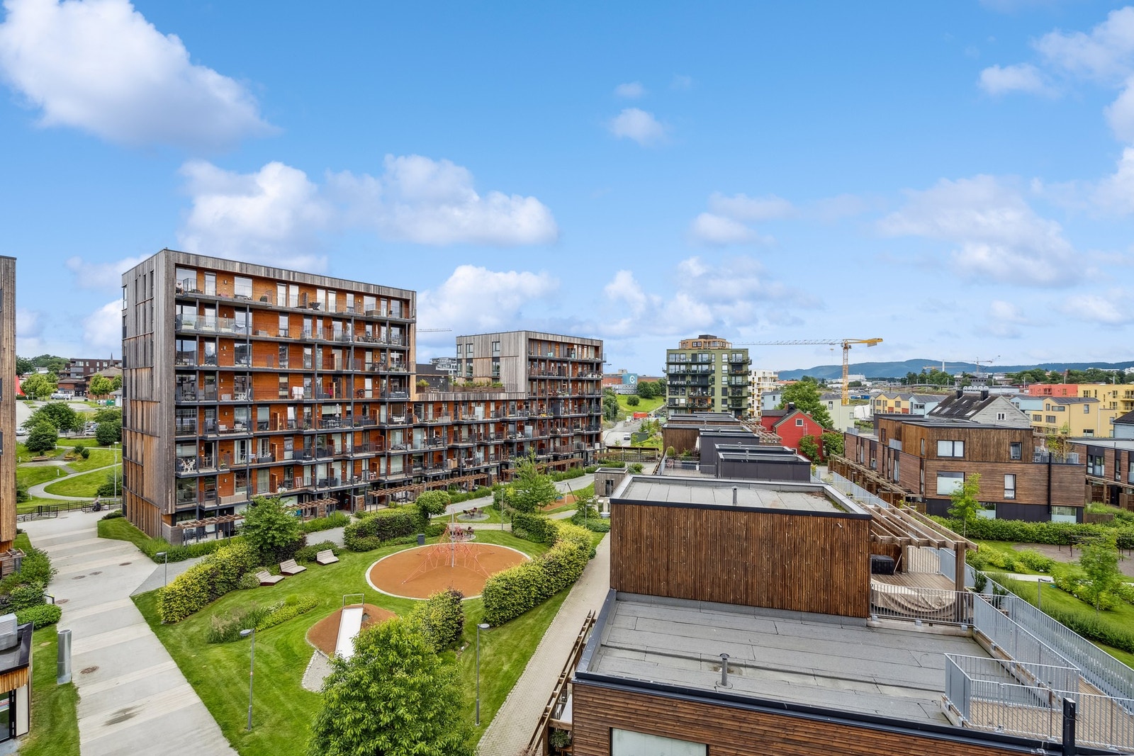 Fra byggets 5. etasje har man god utsikt fra balkongen. Galleribilde