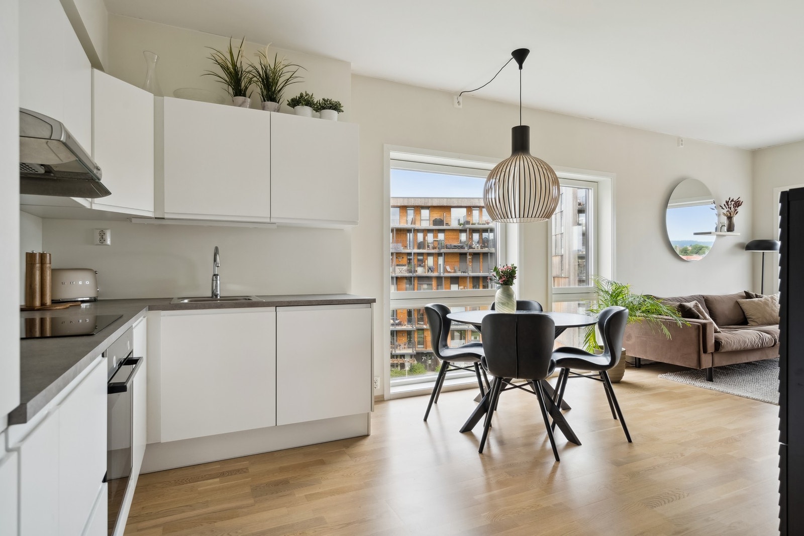 Endebeliggenheten skaper en god atmosfære i stue/kjøkkendelen. Galleribilde