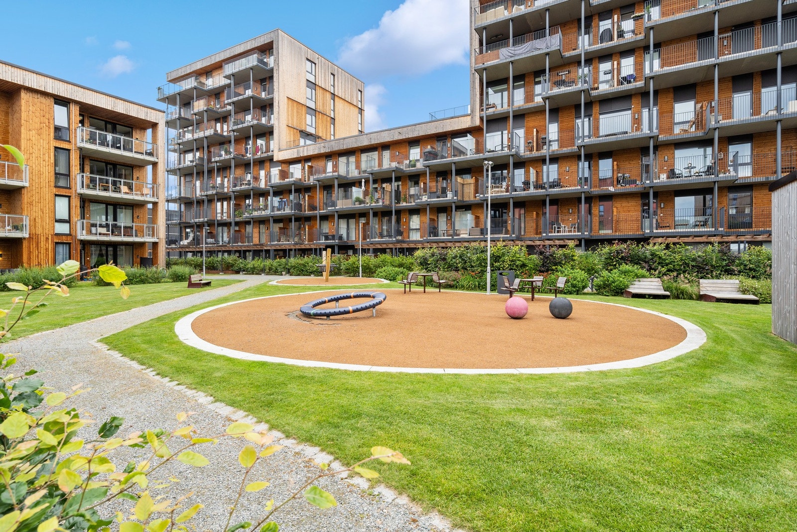 Pent opparbeidet fellesområde i et nyetablert boområde på Lilleby. Galleribilde