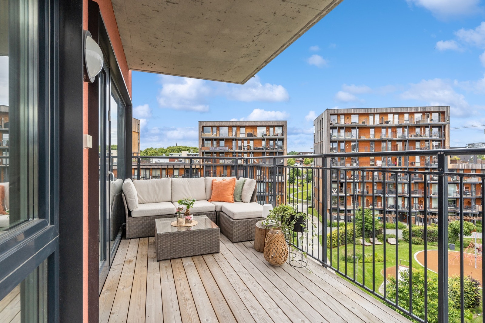 Romslig balkong med fin utsikt over Lilleby. Galleribilde