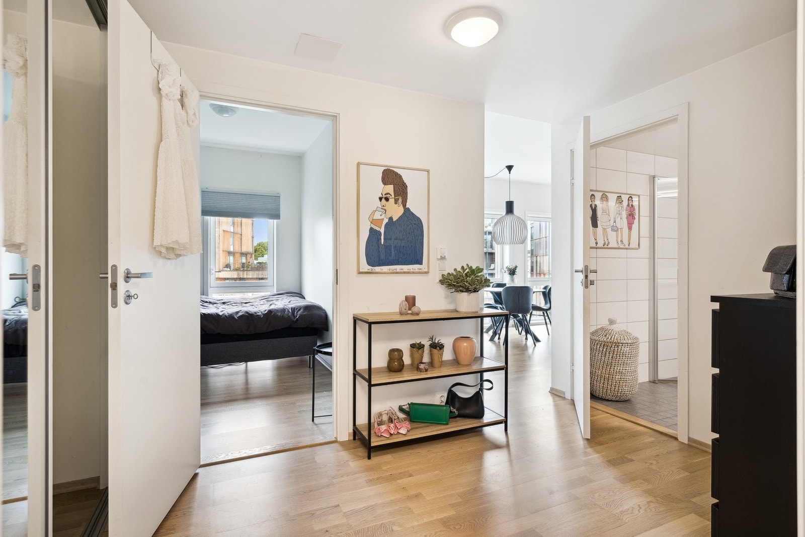 Fra entréen har man tilgang til de fleste rom i leiligheten. Galleribilde