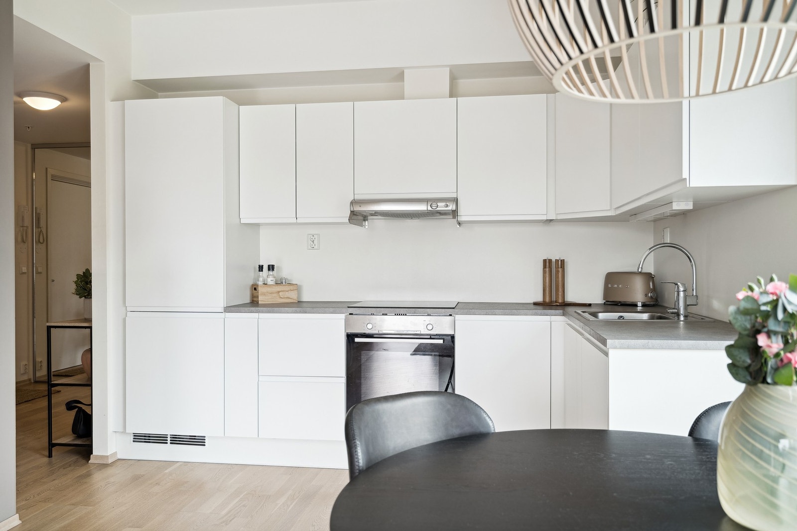 Kjøkkenet er er godt utstyrt med bl.a integrert platetopp, komfyr, oppvaskmaskin og kjøl/fryseskap. Galleribilde