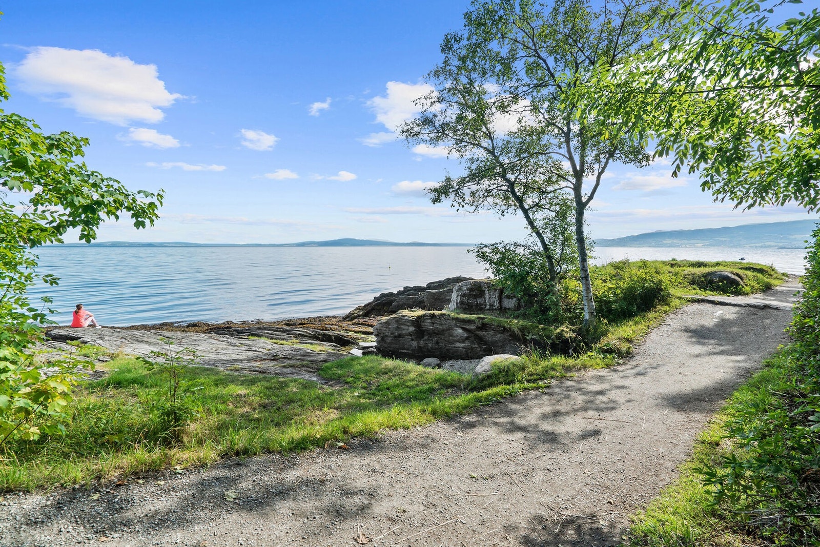 Gangavstand til Ladestien, en ypperlig tursti langs Trondheimsfjorden. Langs stien er det flere badeplasser. Galleribilde