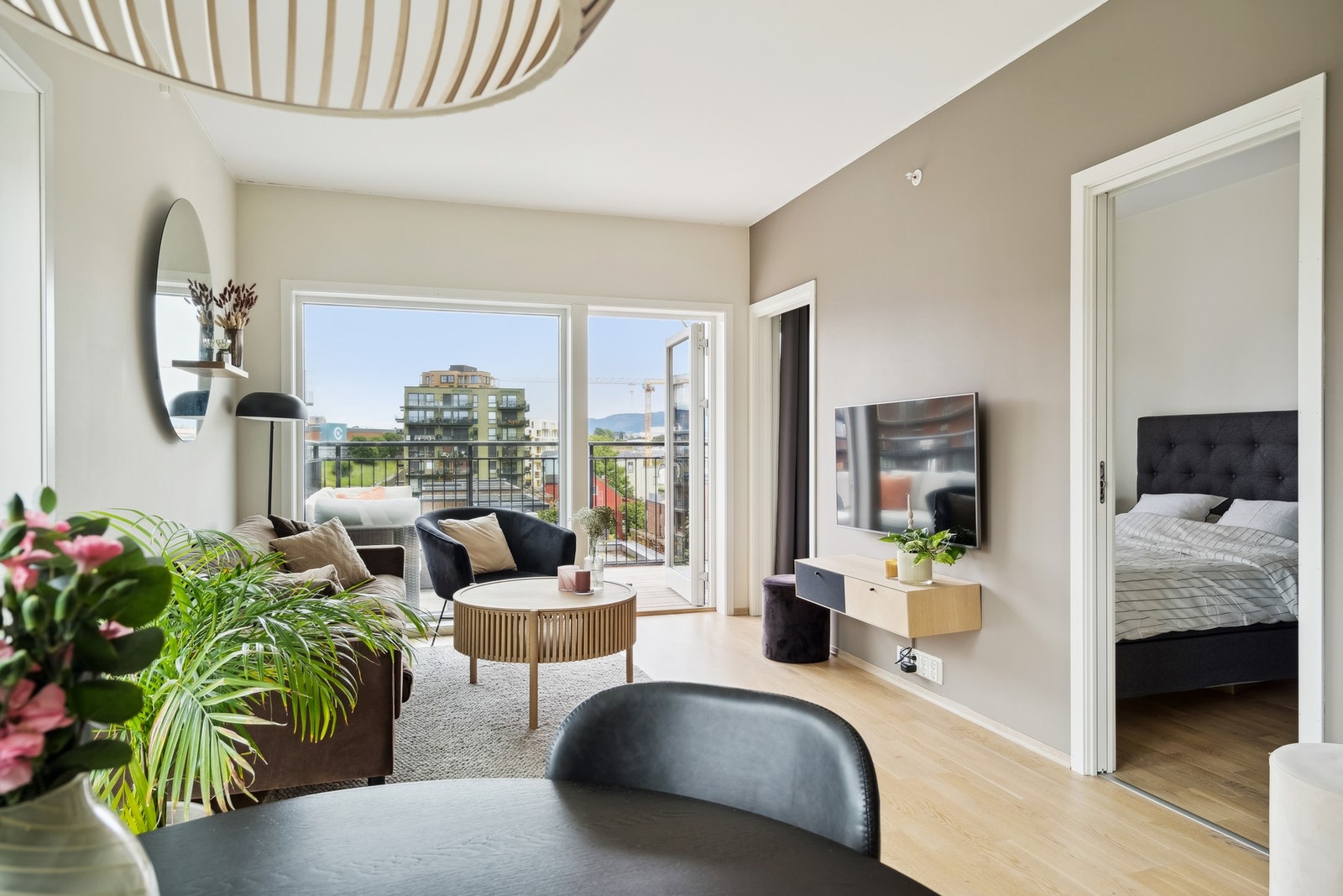 Stuen/kjøkken er på 24,4 kvm, og har store vindusflater som gir rikelig med naturlig lys inn i leiligheten. Endebeliggenheten gjør at man også har sidevinduer. Galleribilde