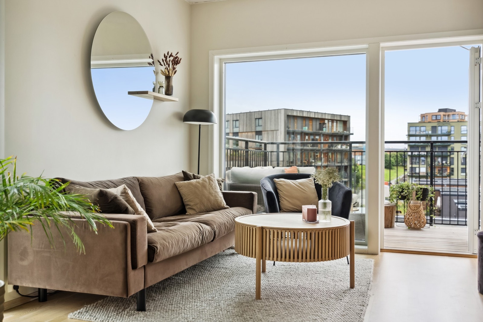 Bygget er fra 2018 og byr på moderne kvaliteter som fjernvarme, heis og balansert ventilasjon. Galleribilde