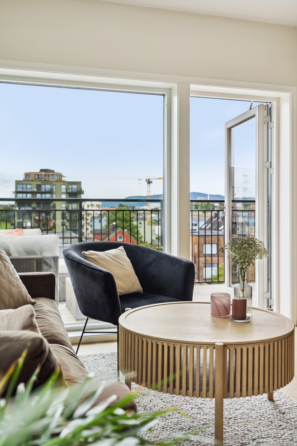 Fra stuen er det direkte utgang til boligens balkong. Galleribilde