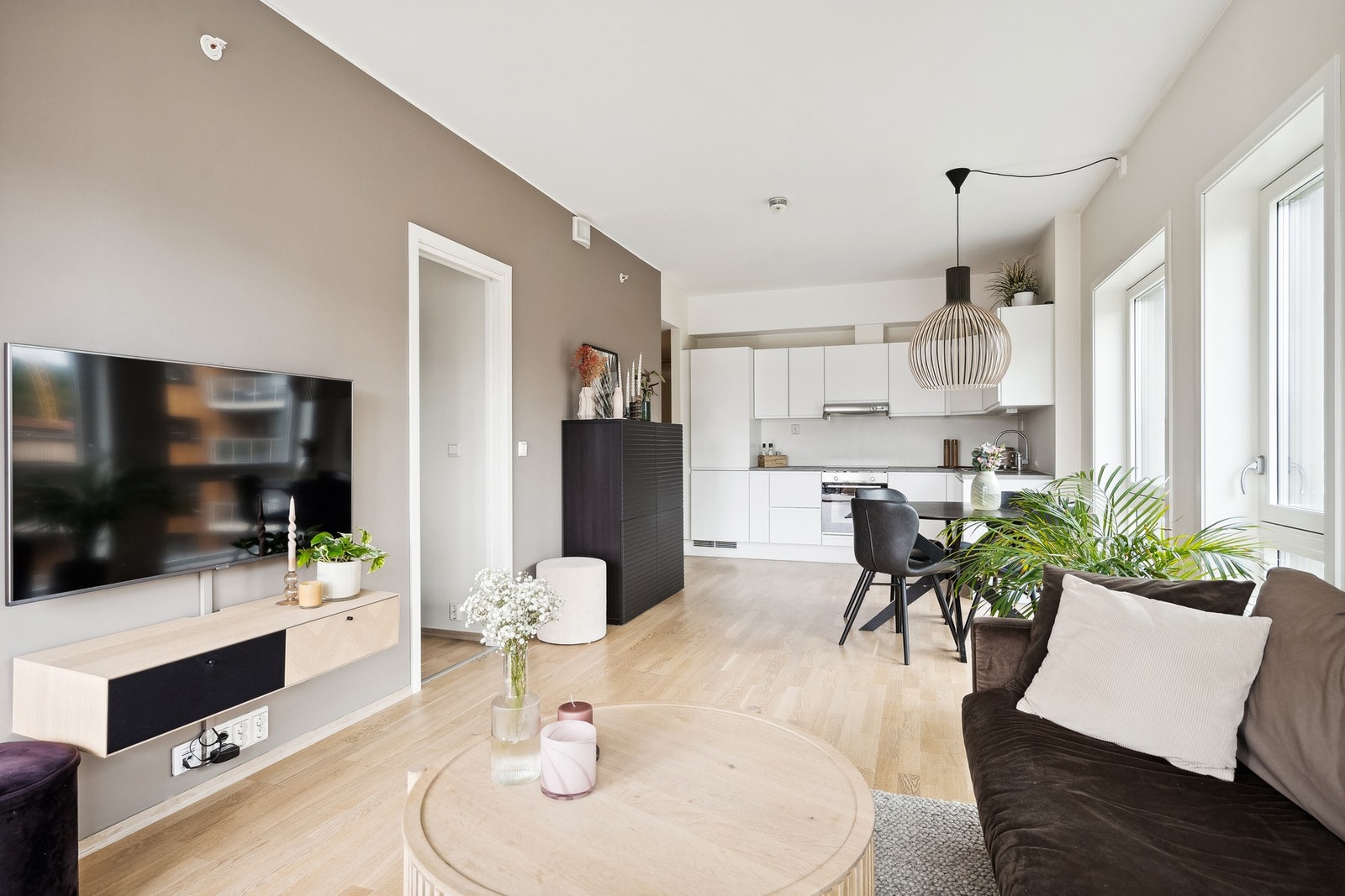 Stuen er malt i behagelige og varme fargetoner. Galleribilde