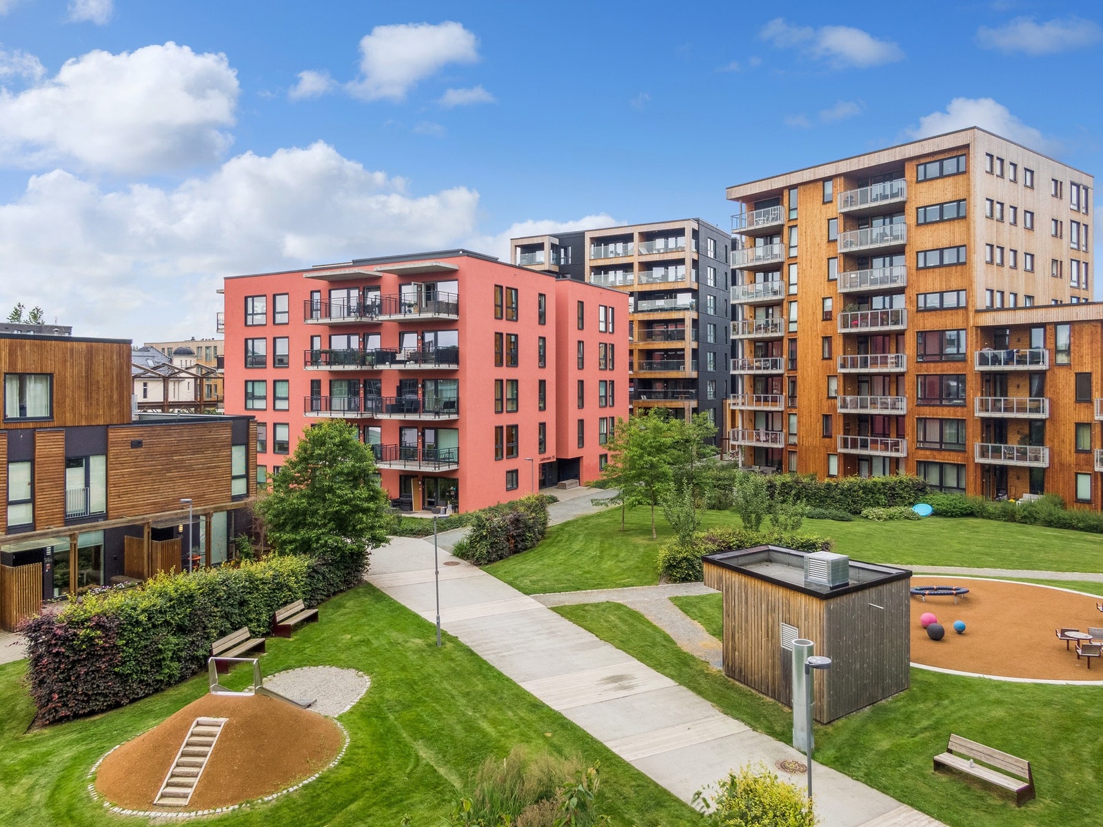 Boområdet byr på frodige vekster, interne gangstier og lekeplasser for barn. Galleribilde