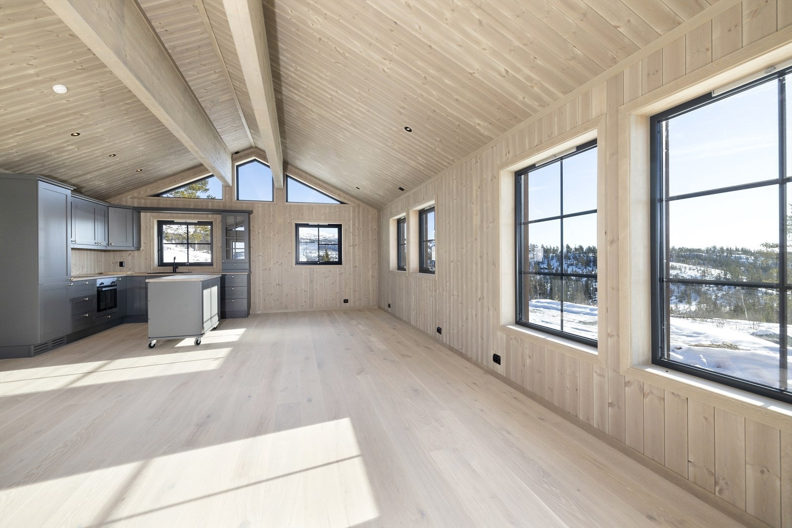 Stue med åpen løsning mot kjøkken. Galleribilde