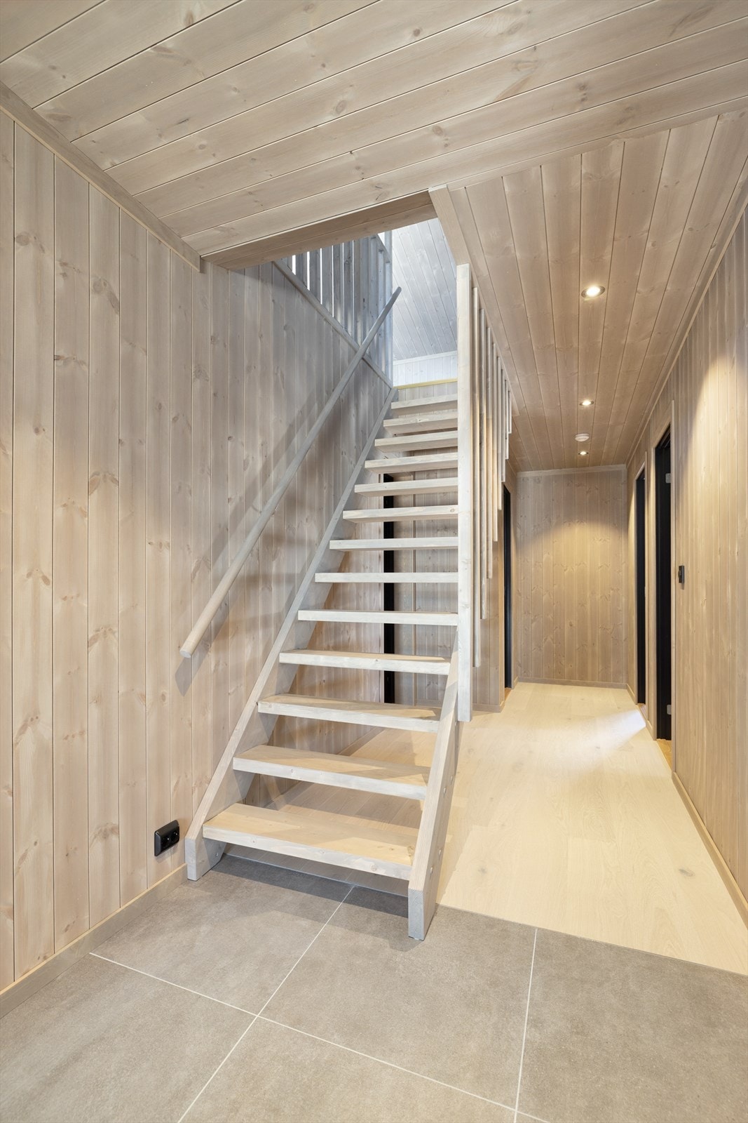 Fordelingsgang med trapp til 2. etg. Galleribilde