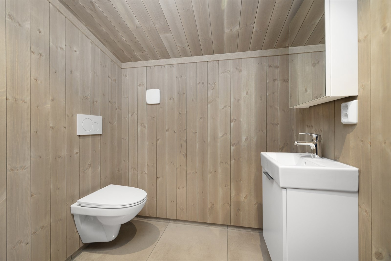 Bad i 2. etasje med DUSJKABINETT, vegghengt wc , servant med underskap og speilskap. Galleribilde