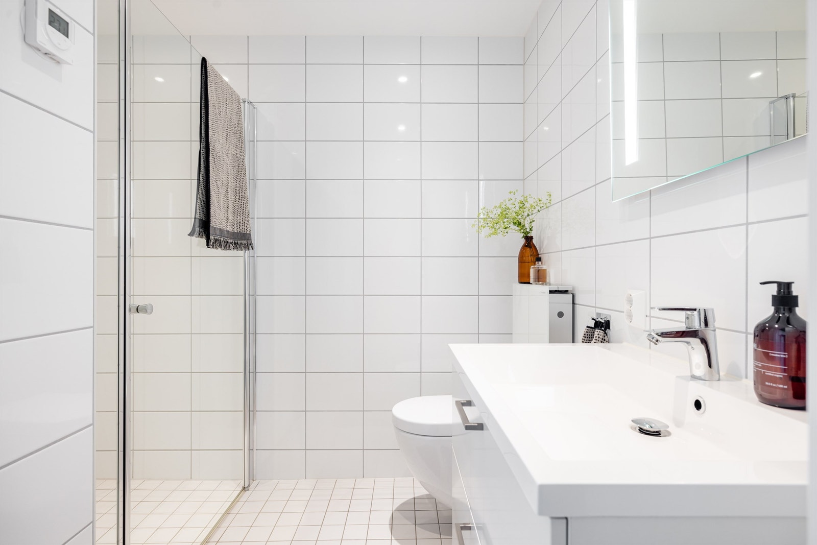Leiligheten har to lekre baderom. Bad/wc I er bestående av dusjsone med glassvegg, vegghengt klosett, servant med underskap og speilskap. Galleribilde