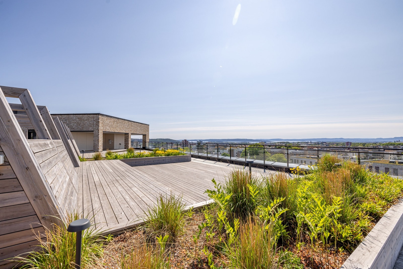 Spektakulær felles takterrasse med panoramautsikt over Stor-Oslo. Galleribilde