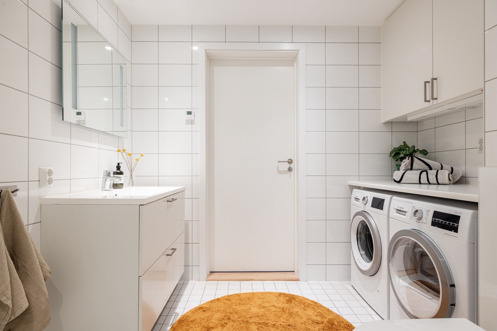 Leiligheten har to lekre baderom. Bad/wc II er bestående av dusjsone med glassvegger, vegghengt klosett, servant med underskap og speilskap. Opplegg for vaskemaskin og tørketrommel. Galleribilde