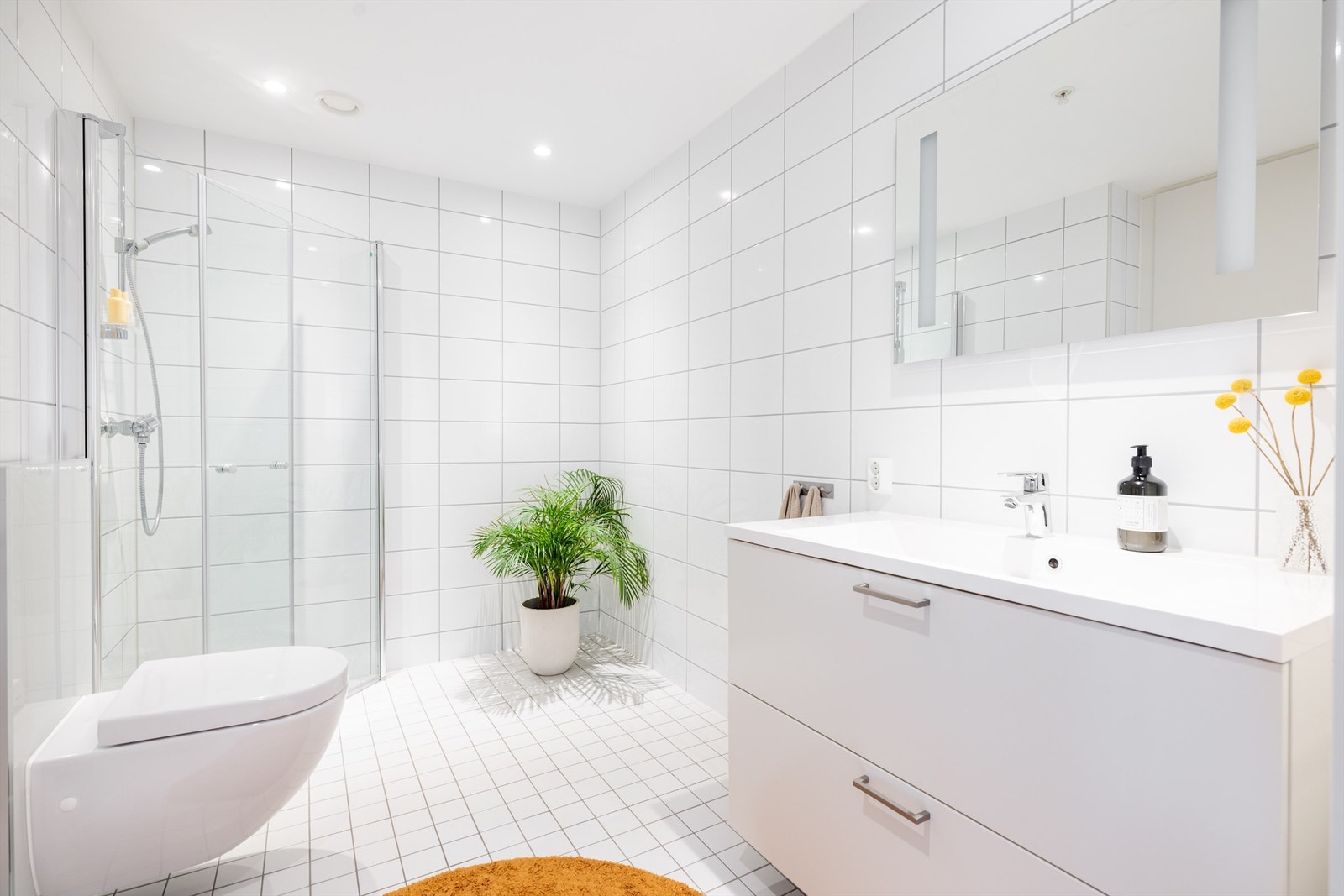 Leiligheten har to lekre baderom. Bad/wc II er bestående av dusjsone med glassvegger, vegghengt klosett, servant med underskap og speilskap. Opplegg for vaskemaskin og tørketrommel. Galleribilde