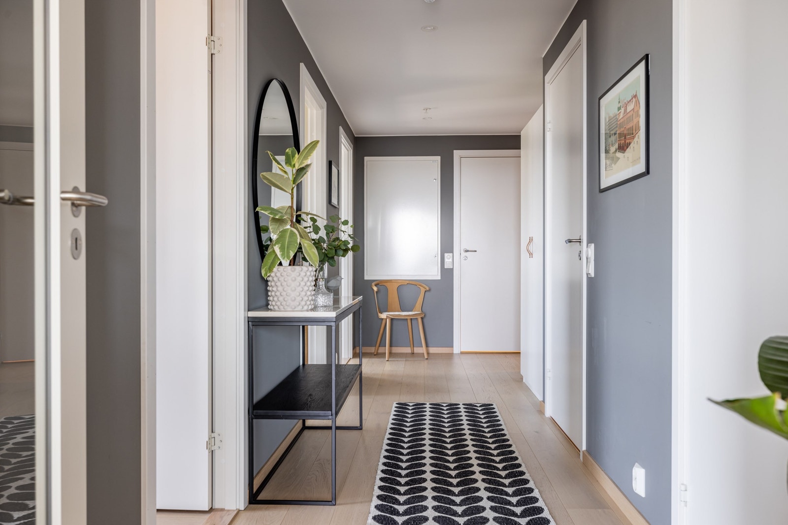 Tiltalende gang som gir tilgang til alle rom i leiligheten. Plass til sko og ytterklær. Galleribilde