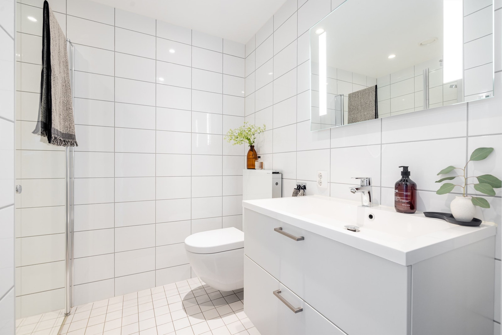 Leiligheten har to lekre baderom. Bad/wc I er bestående av dusjsone med glassvegg, vegghengt klosett, servant med underskap og speilskap. Galleribilde