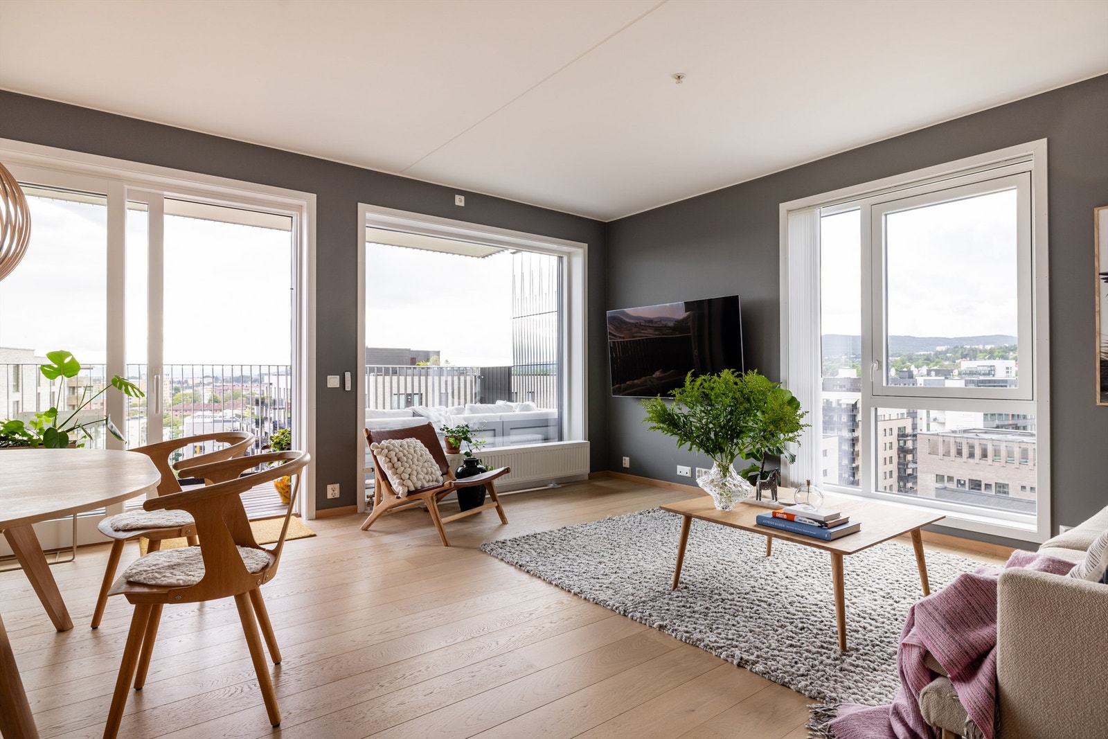Lys og romslig hjørnestue med store vindusarealer i to himmelretninger. Galleribilde