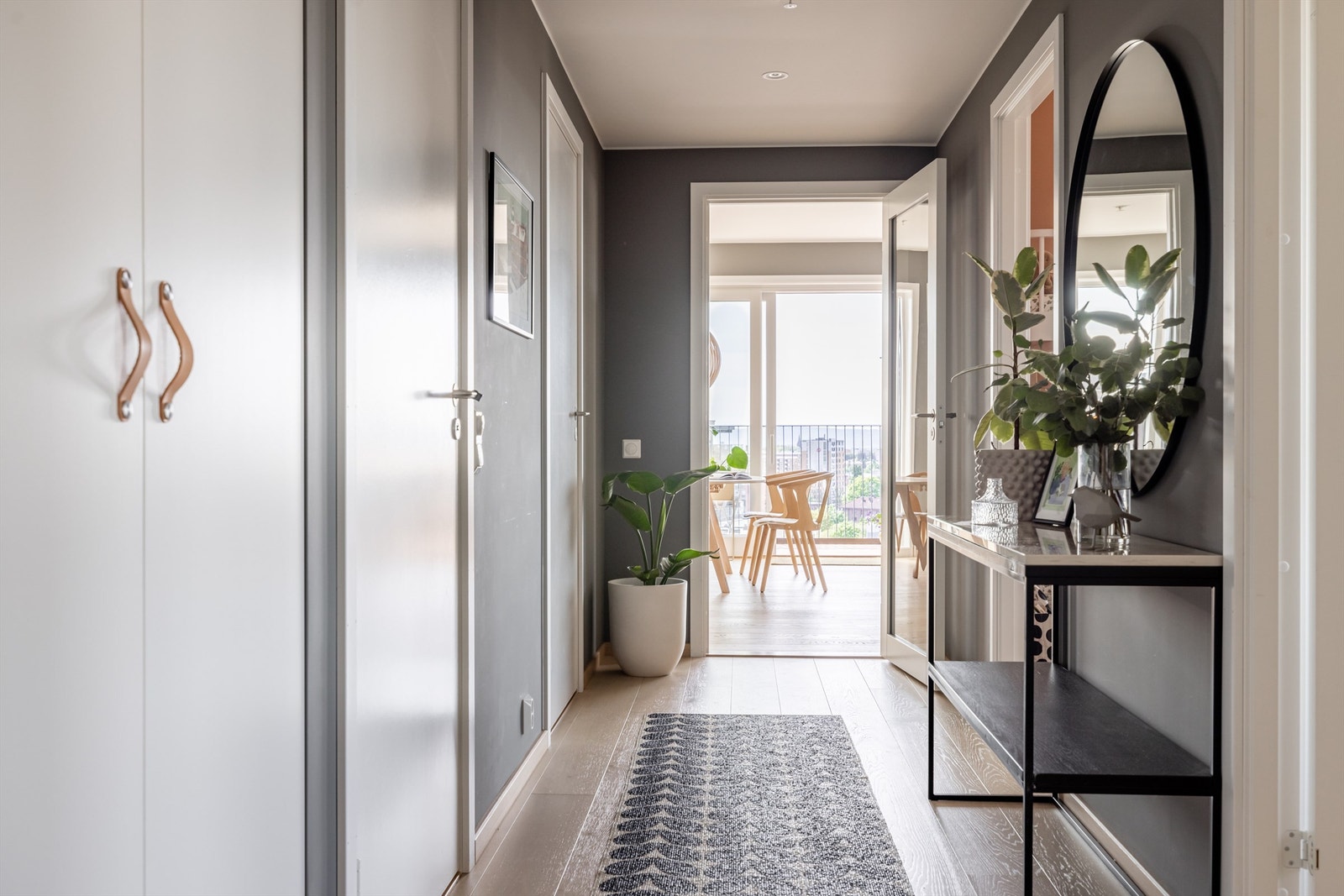 Tiltalende gang som gir tilgang til alle rom i leiligheten. Plass til sko og ytterklær. Galleribilde