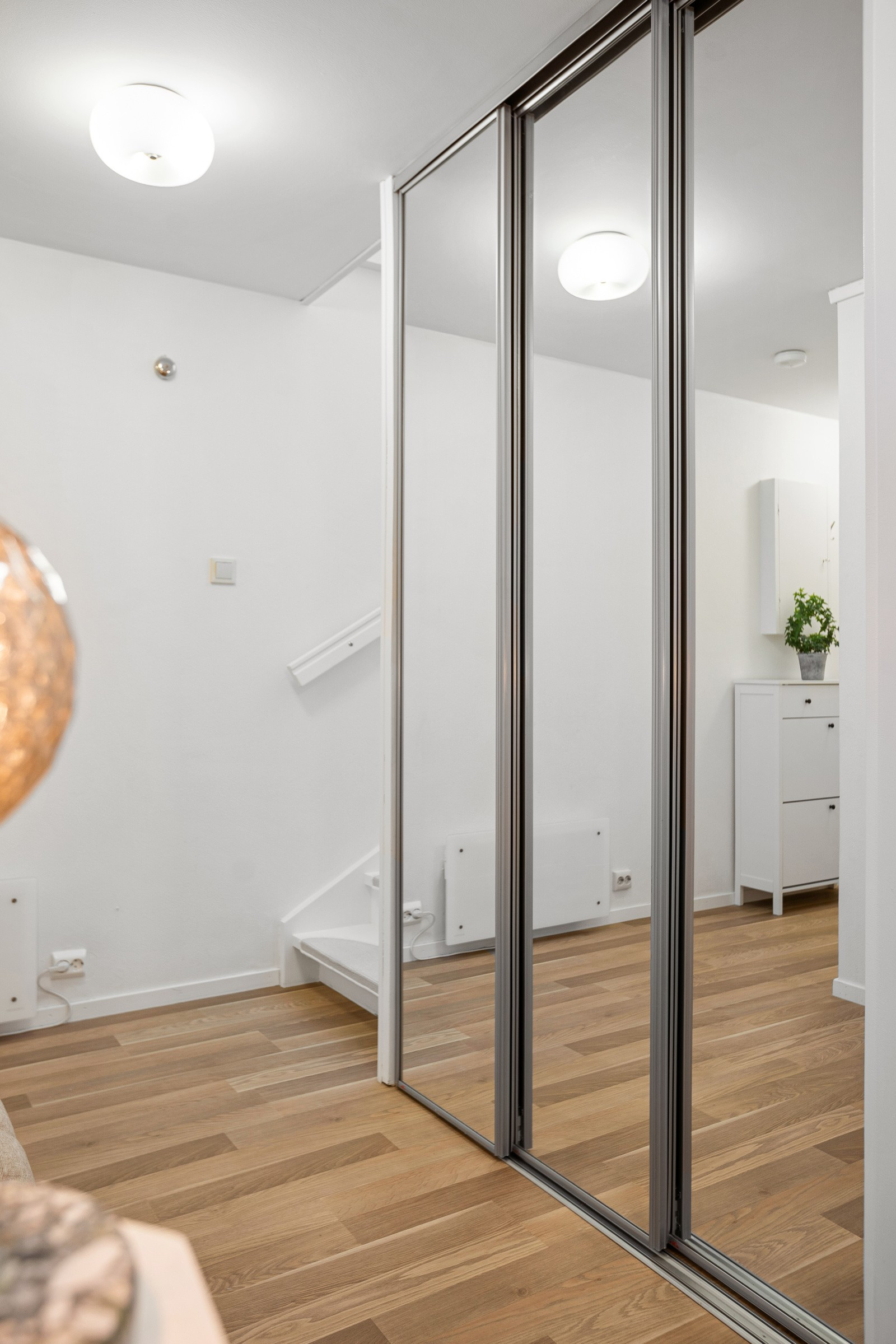 I entrè har du rikelig med oppbevaringsplass i lekker skyvedørsgarderobe.