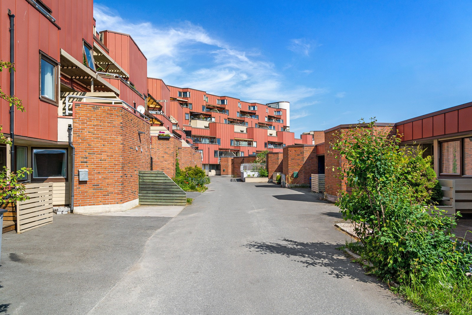 Fra boligen har du gangavstand til dagligvare, skole og barnehage, gode kollektivforbindelser og den populære lysløypa!