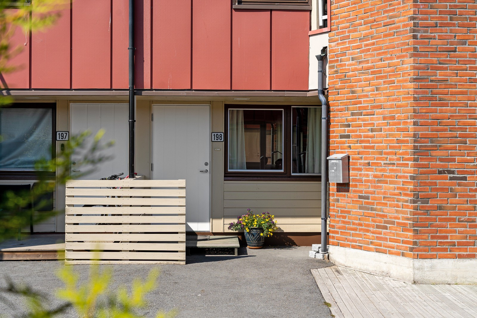 Trivelig inngangsparti. Ved inngang har du en praktisk bod med gode oppbevaringsmuligheter!