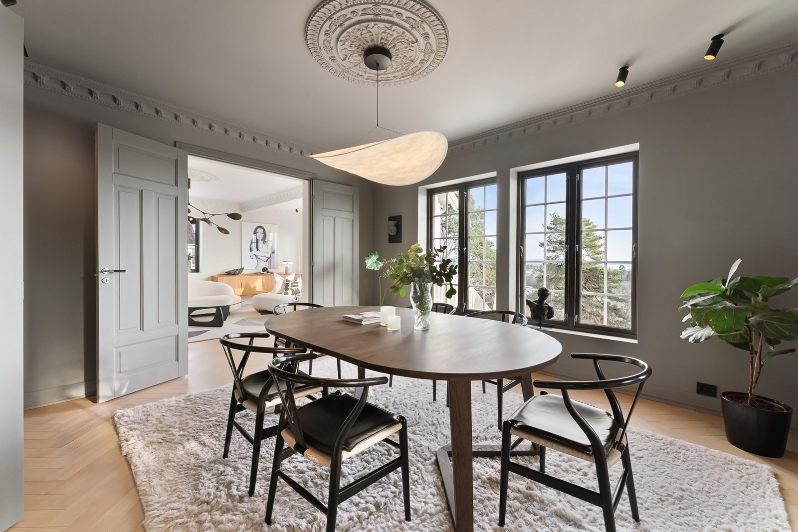 Den store spisestuen har plass til langbord og nydelig utsyn. Galleribilde