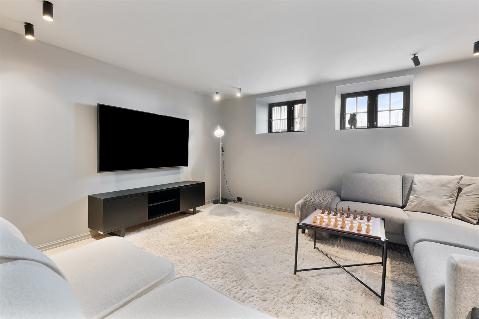 Lys og romslig kjellerstue med mange innredningsmuligheter. (Rommet er ikke byggemeldt og godkjent for varig opphold). Galleribilde