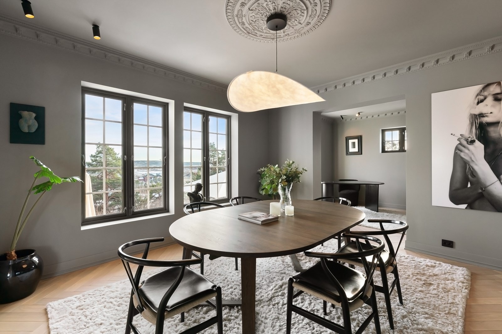 Store og åpne rom med fantastisk utsikt mot by og fjorden. Galleribilde