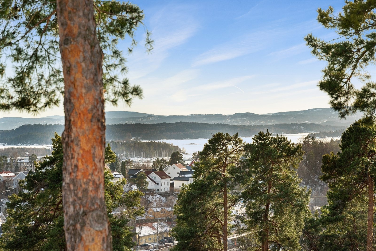 Eiendommen ligger på en kolle med flott panoramautsikt. Galleribilde