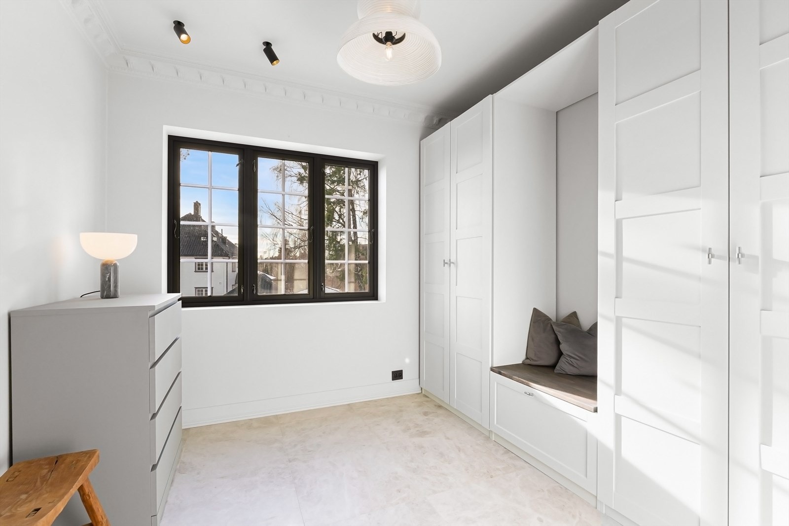 Soverom med plassbygget garderobe i 1. etasje. Galleribilde