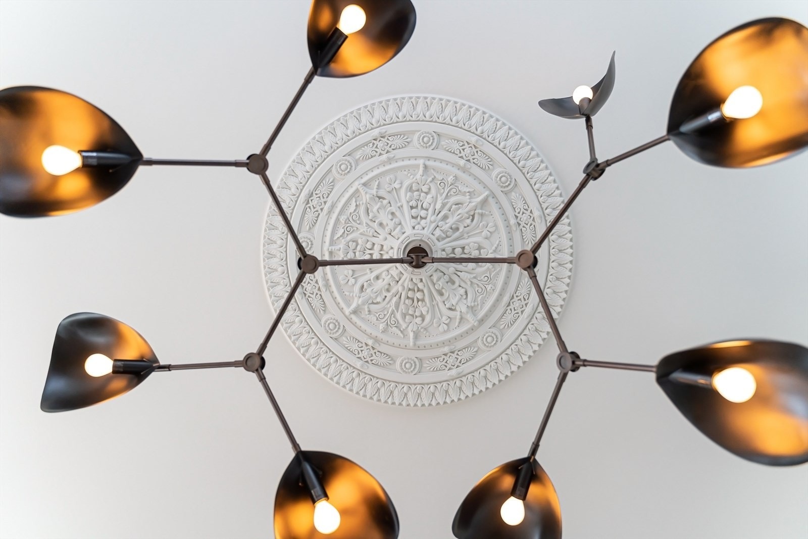 Boligen har flotte klassiske detaljer som rosetter og stukkatur. Galleribilde