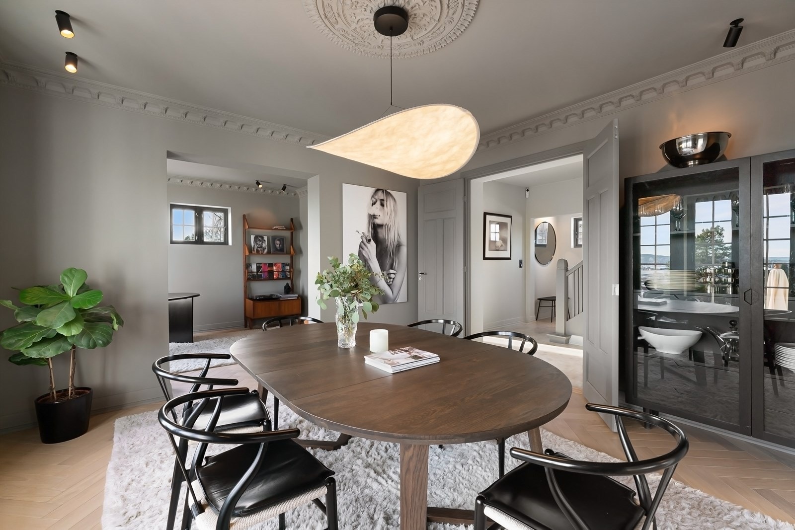 God takhøyde og klassiske detaljer, men med et moderne preg. Galleribilde