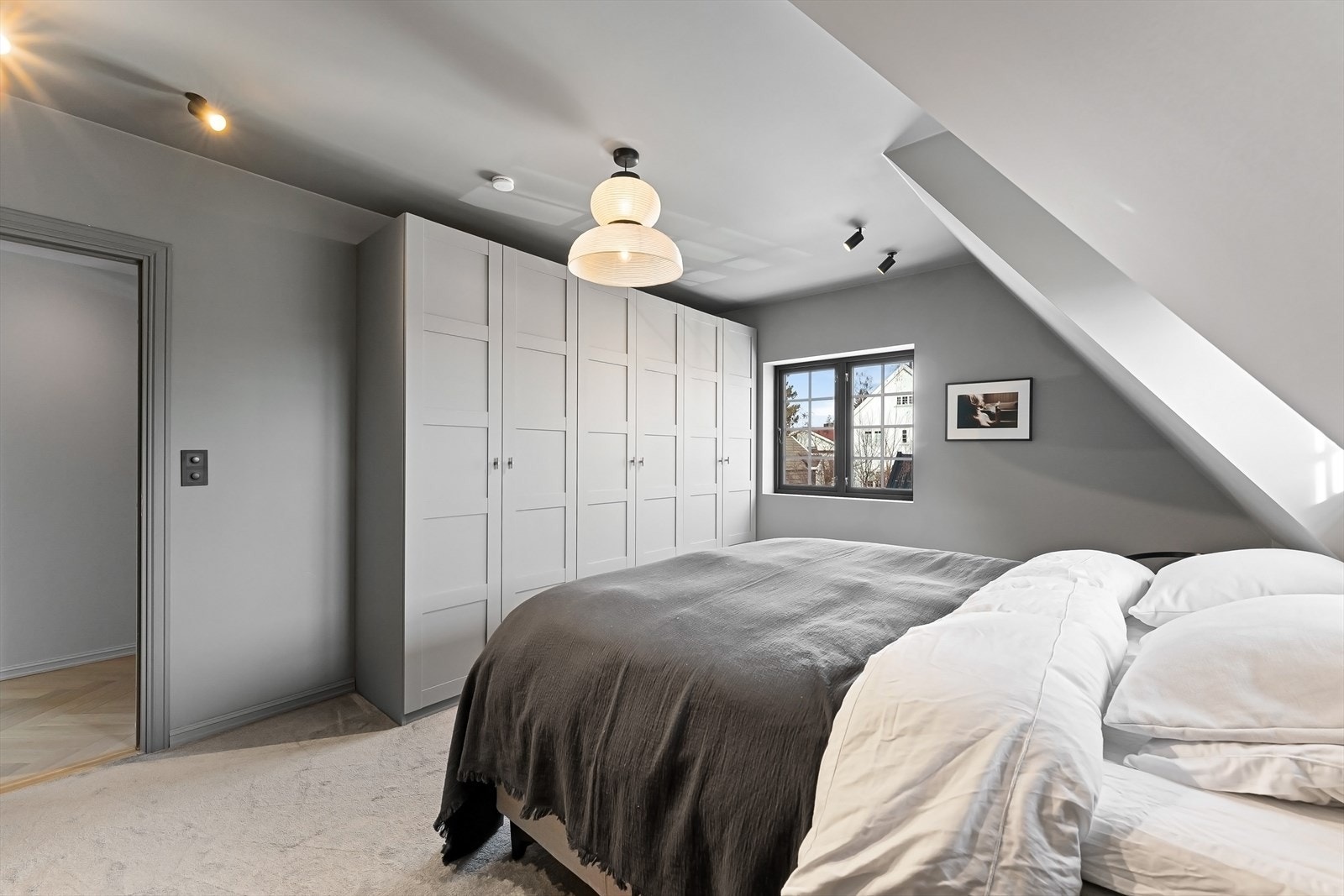 Soverommene i 2. etasje er malt i delikate farger og har vegg til vegg teppe på gulv. Galleribilde