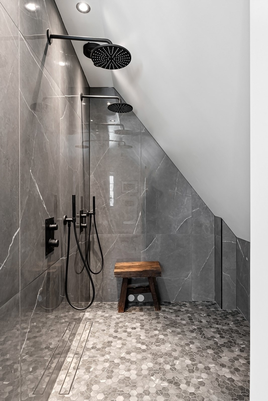 Egen dusjssone med dobbel innebygget dusjarmatur med regnfallsdusj. Galleribilde