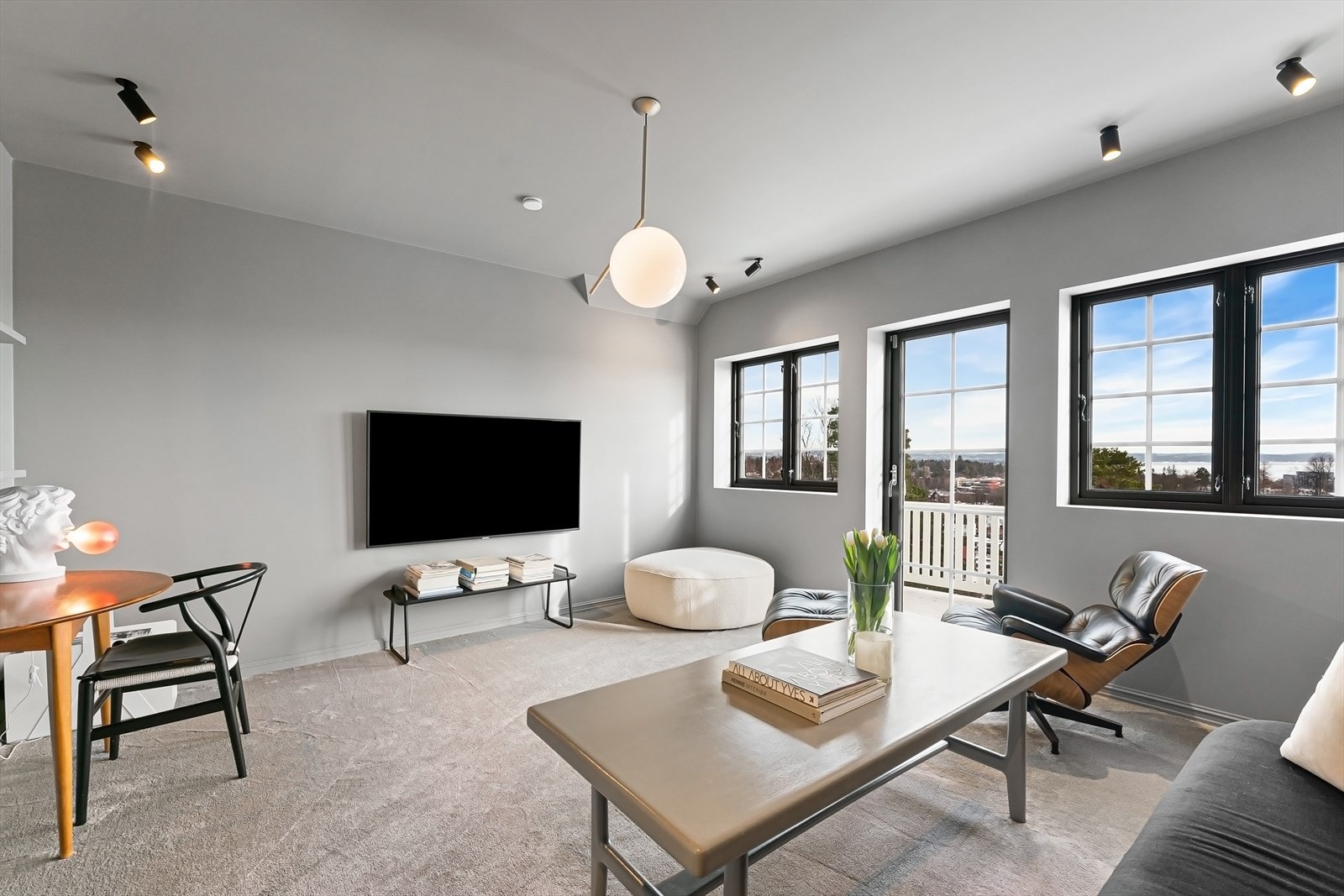 Lys og luftig tv-stue/soverom med utgang til balkong i 2. etasje. Galleribilde