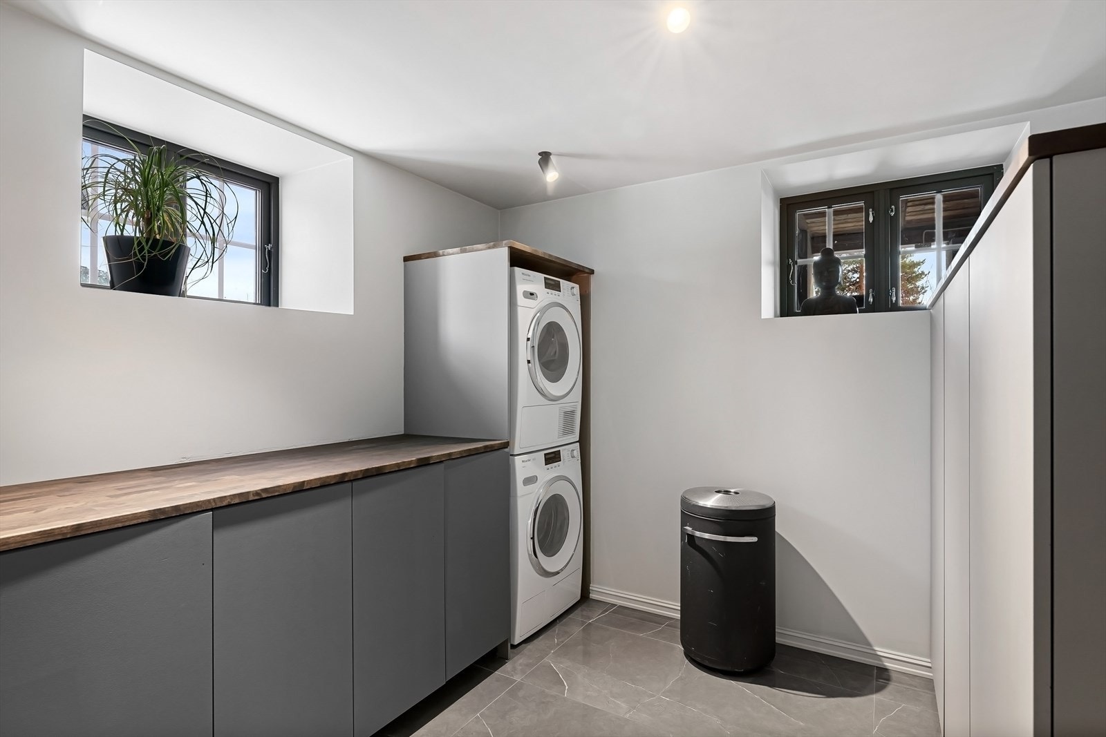 Stort vaskerom med opplegg for vaskemaskin og tørketrommel. Godt med skapplass. Galleribilde