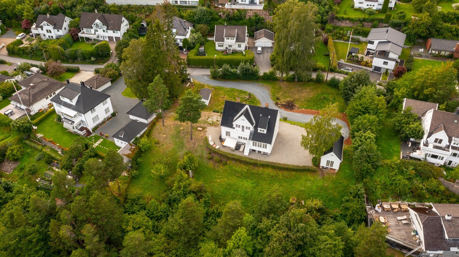 Velkommen til Utsiktsveien 14 presentert av Christian L Mathiesen ved Nordvik Bygdøy Allé. Galleribilde