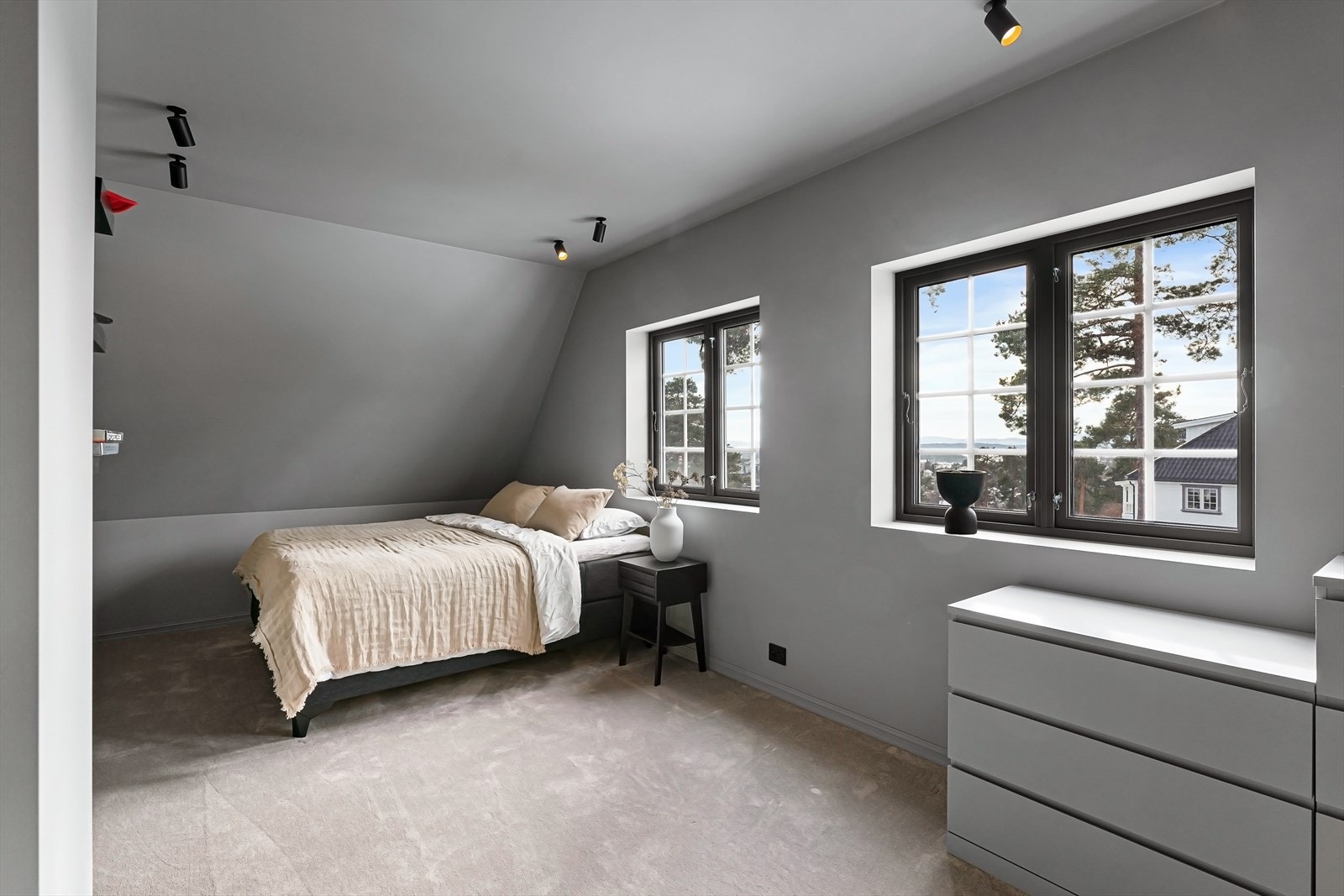 Stort soverom med plass til dobbeltseng og garderobe. Galleribilde