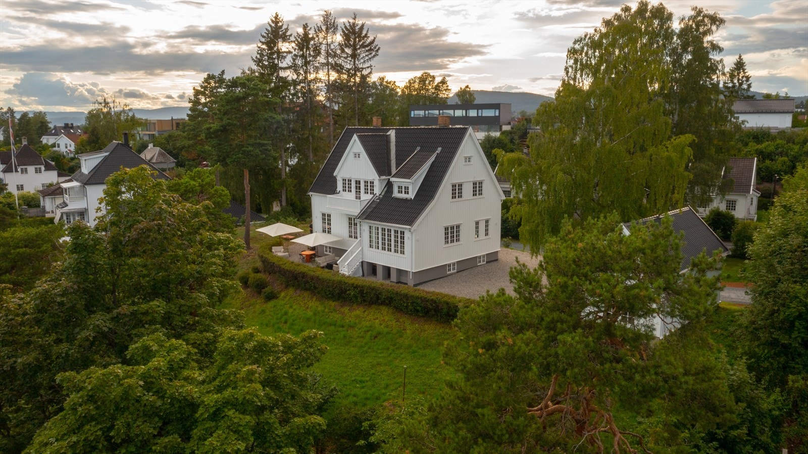 Eiendommen er solrikt beliggende på en kolle med svært gode solforhold og fantastisk utsikt over nærområdet, forbi Lørenskog den ene veien og ut over Fornebulandet og fjorden den andre. Galleribilde