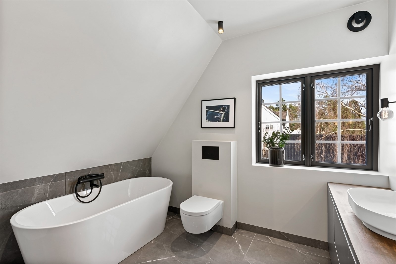 Frittstående badekar og vegghengt wc. Galleribilde