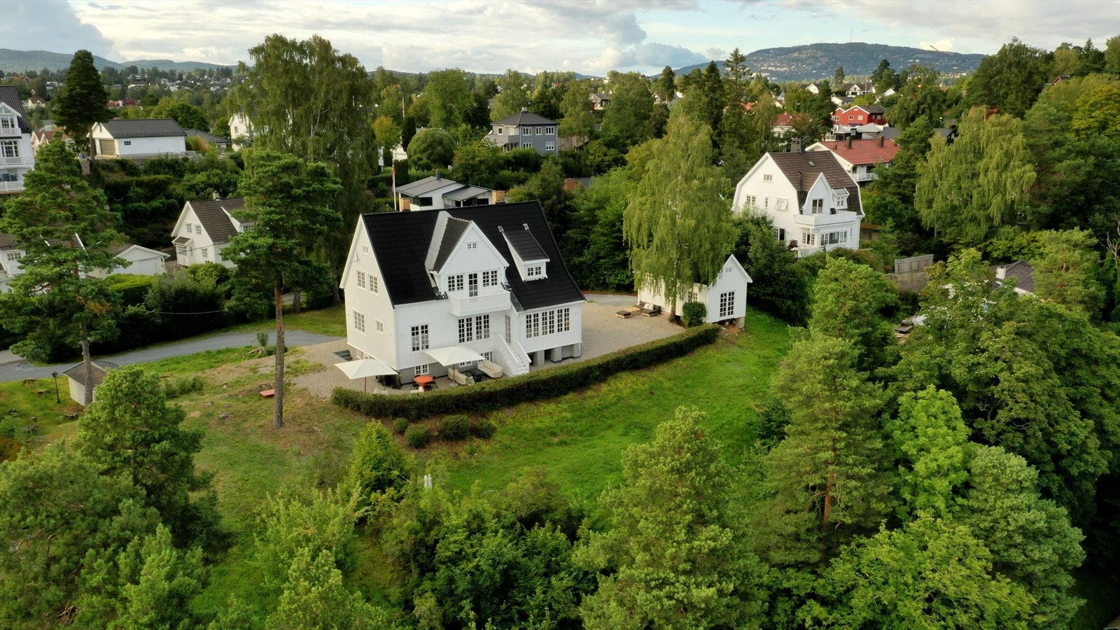 Klassisk, lys og påkostet enebolig med tomt på hele 3 184 m². Galleribilde