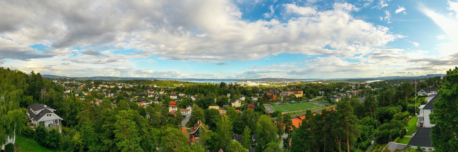 "Fjordblikk" er en sjelden eiendom med panoramautsikt i Utsiktsveien. Galleribilde