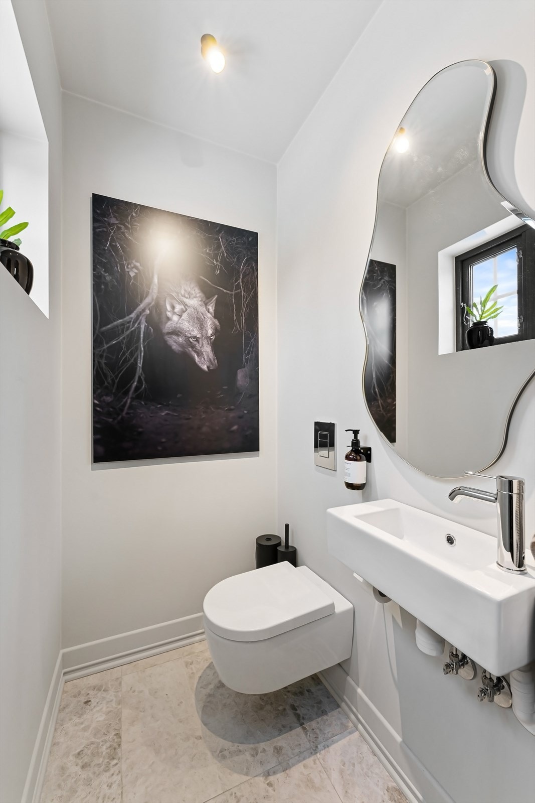 Separat wc med vegghengt wc, servant og speil. Galleribilde