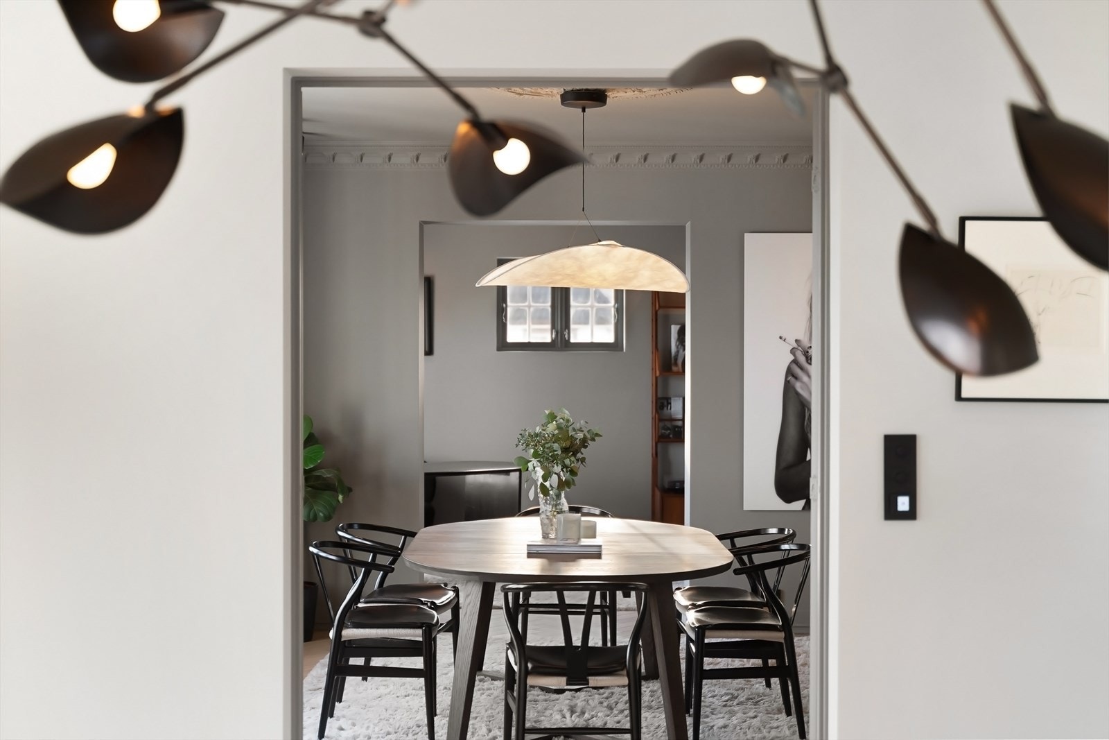 Spisestuen ligger fint plassert i nærheten av kjøkkenet. Galleribilde