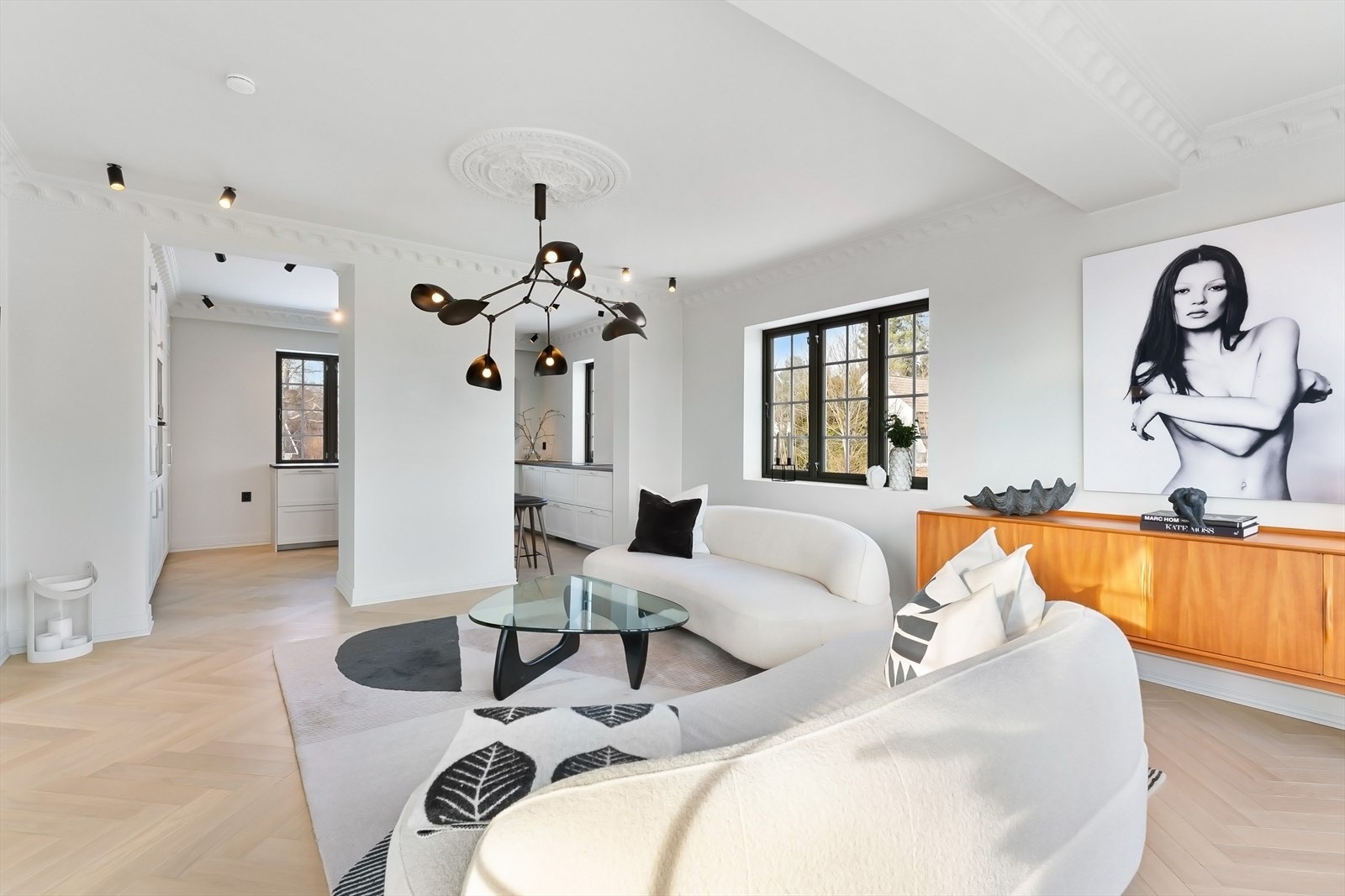 De åpne løsningene gir en svært god romfølelse i boligen. Galleribilde