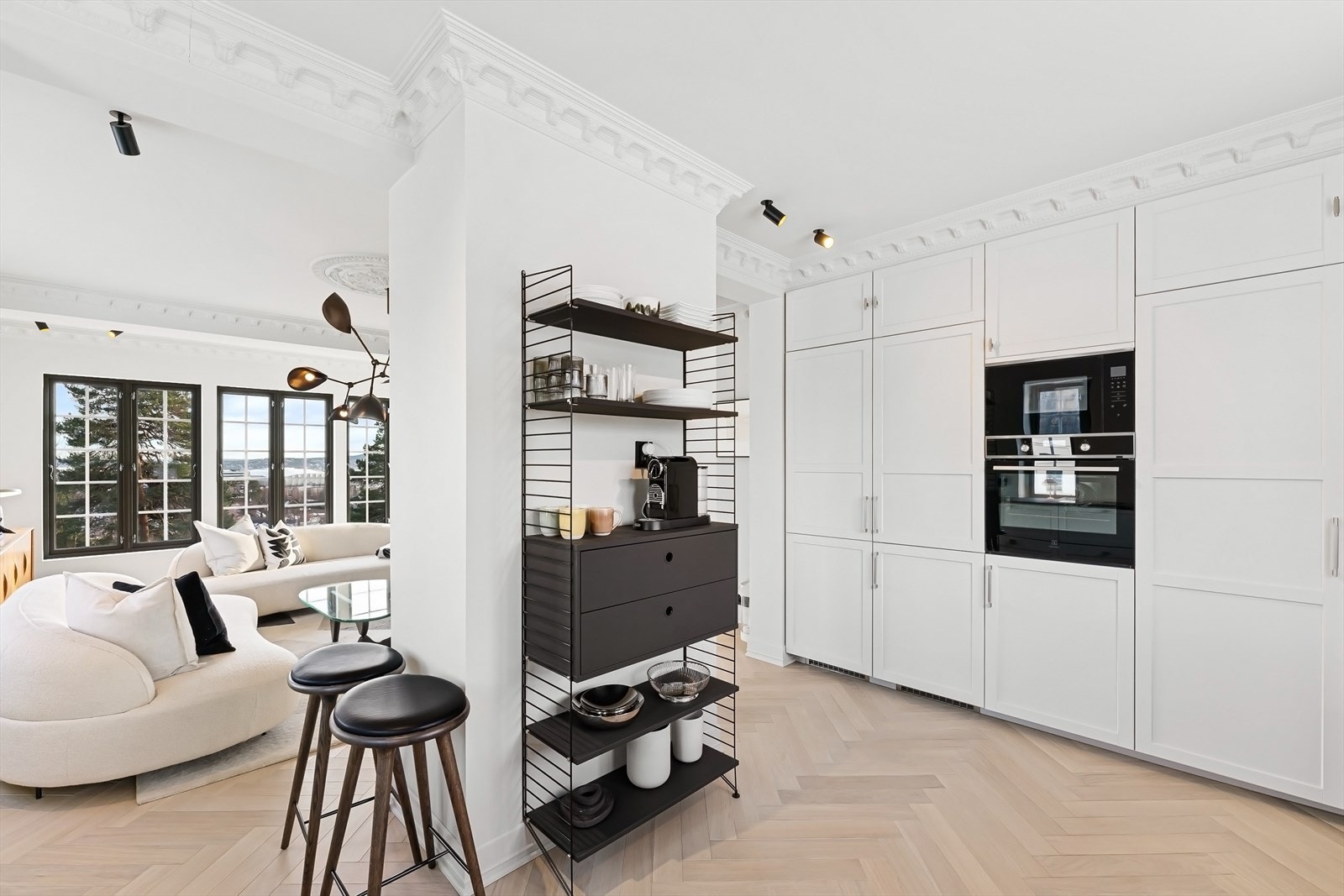 Integrerte hvitevarer med oppvaskmaskin, kjøleskap, kjøl/fryseskap og stekeovn og damp/microovn. Galleribilde