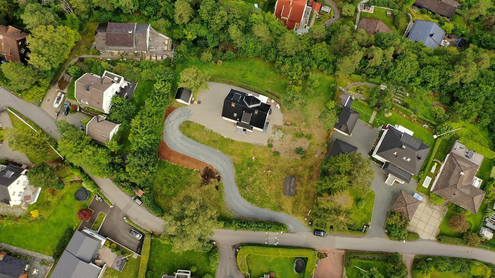 Enebolig på stor tomt på hele 3 184 m² i ettertraktet villaområde. Galleribilde